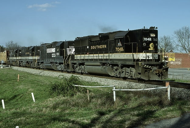 GP50 Leads a Quartet of Geeps at Norcross, GA